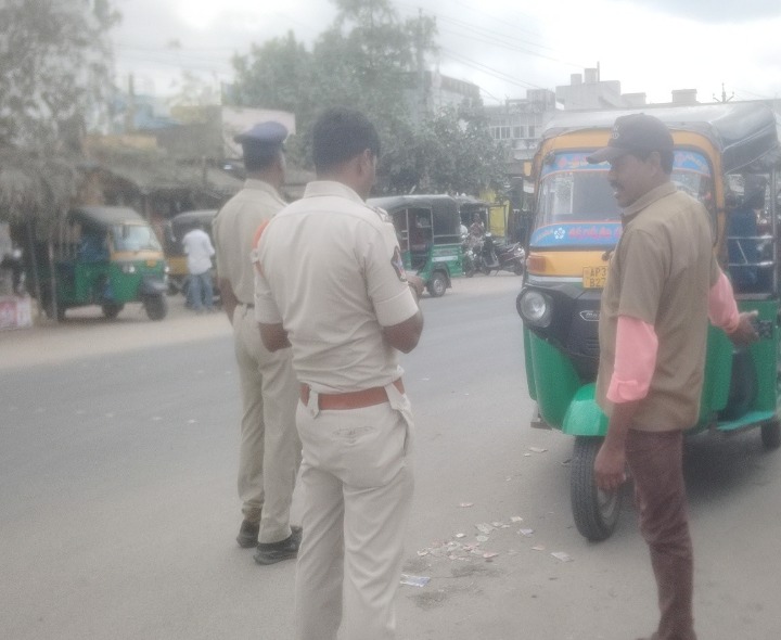 కంచికచర్లలో ఆటో డ్రైవర్లకు ఎస్సై కౌన్సిలింగ్