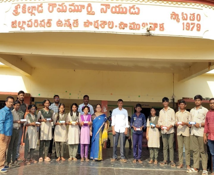 విద్యార్థులకు కంటి అద్దాలు పంపిణీ