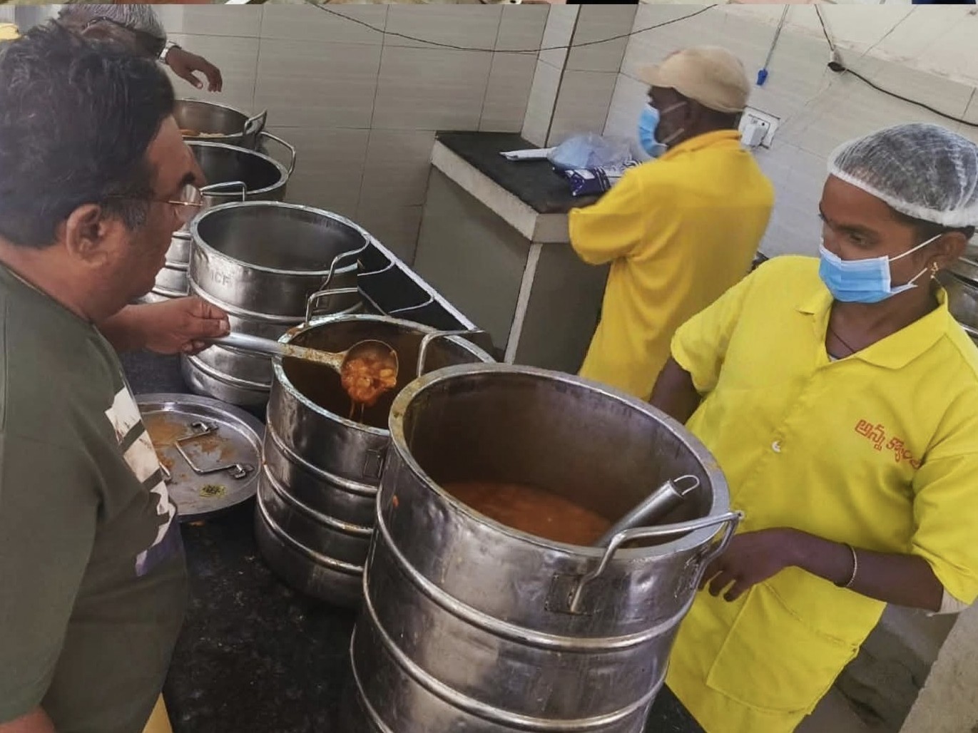 అన్నా క్యాంటీన్‌ను తనిఖీ చేసిన మున్సిపల్ కమిషనర్