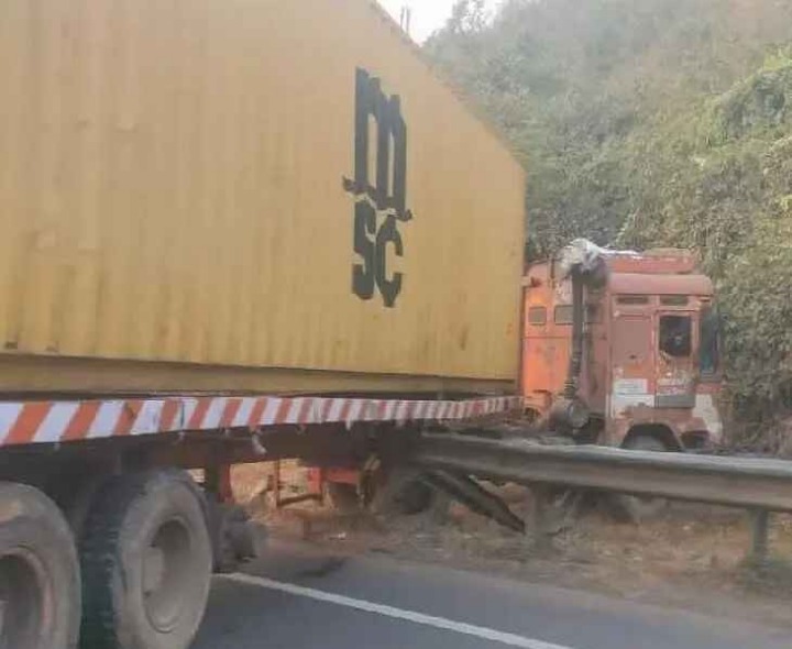 డివైడర్ను ఢీకొట్టి నిలిచిపోయిన ట్రాలర్