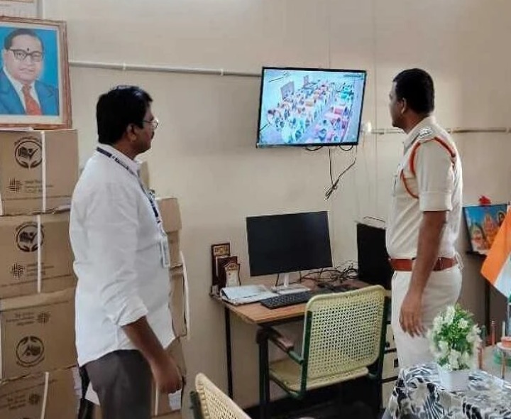 ఇంటర్ పరీక్షలను పరిశీలించిన ఎస్సై