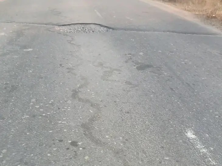 ప్రధాన రహదారిపై ప్రమాదకరంగా మారిన గుంత