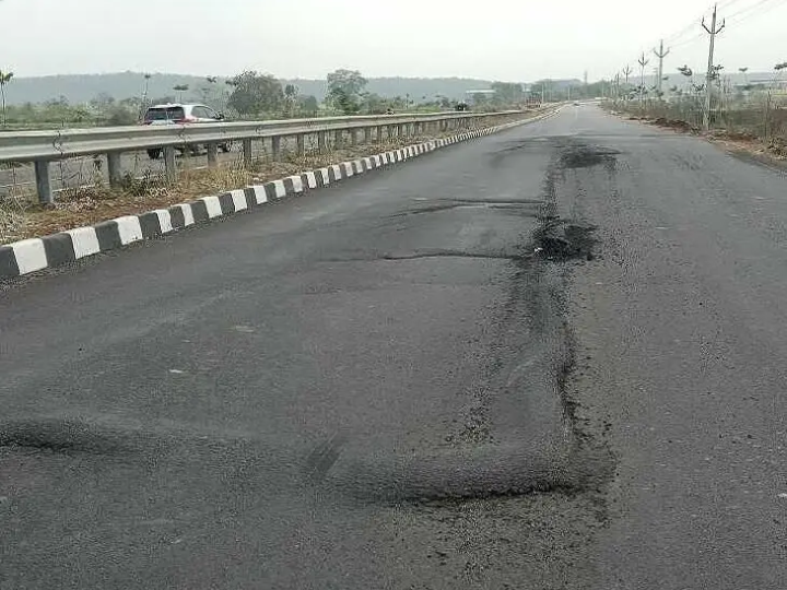 ‘వెంటనే రోడ్డు మరమ్మత్తు పనులు చేపట్టాలి’