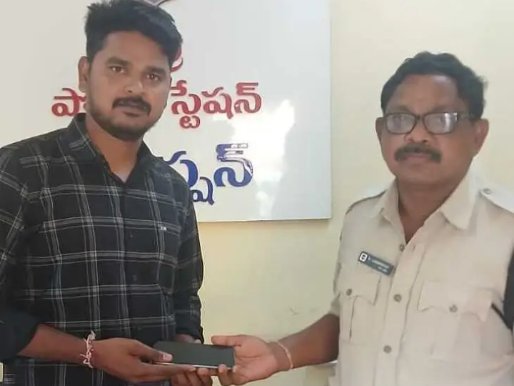 పోగొట్టుకున్న ఫోన్ను బాధితుడికి అందజేసిన పోలీసులు