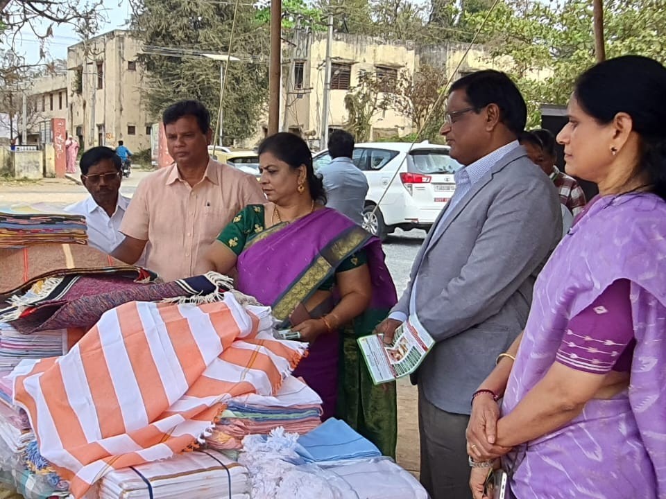 గ్రామీణ ఉత్పత్తుల సంతను ప్రారంభించిన వీసీ