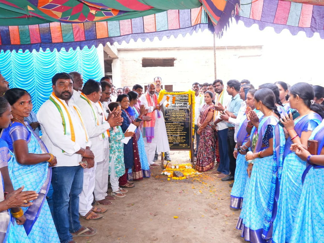 భవనానికి శంకుస్థాపన చేసిన విప్