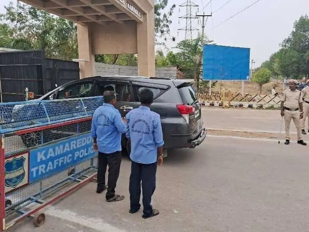 కలెక్టరేట్‌కు చేరుకున్న ఎమ్మెల్యే వెంకటరమణారెడ్డి