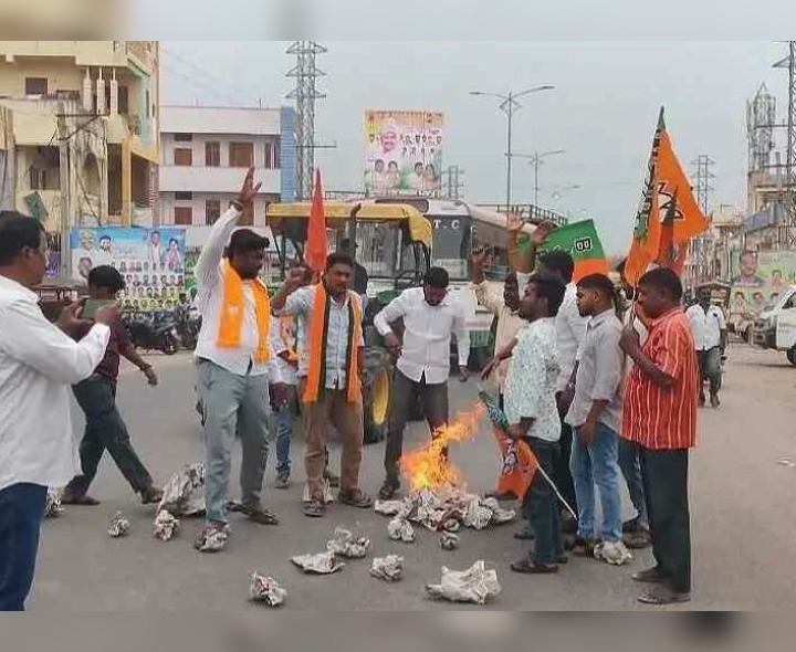 కాంగ్రెస్ ప్రభుత్వానికి వ్యతిరేకంగా దిష్టి బొమ్మ దగ్ధం