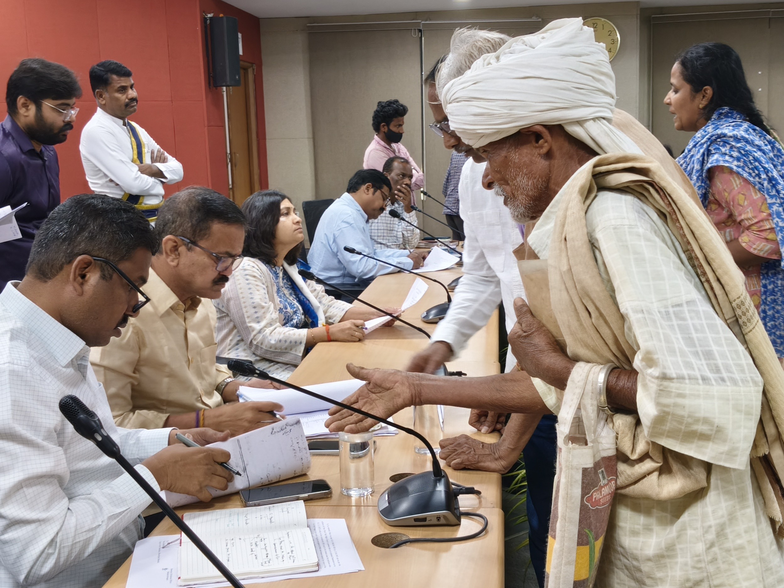 ‘ప్రజా సమస్యల పరిష్కారానికి ప్రాధాన్యతను ఇవ్వాలి’