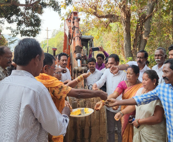 కురుపాంలో బీటీ రోడ్ల పనులు ప్రారంభం