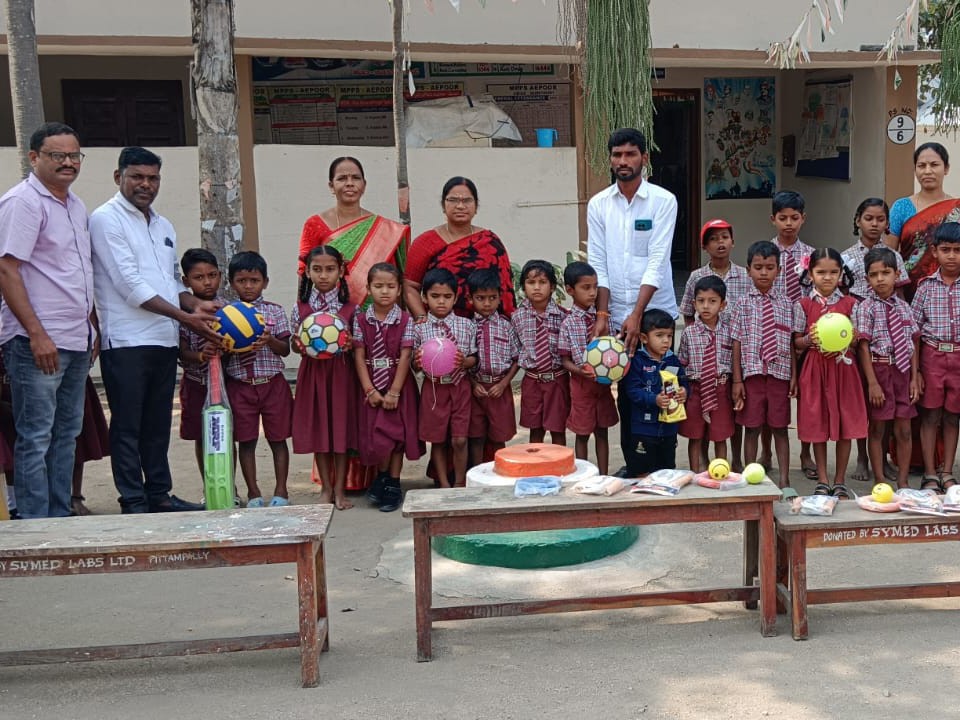 పాఠశాలకు ఆట వస్తువుల వితరణ