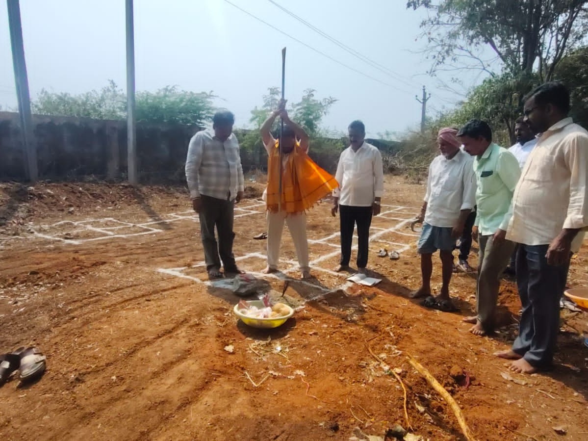 మార్కెట్ యార్డు లో అభివృద్ధి పనులకు శంకుస్థాపన