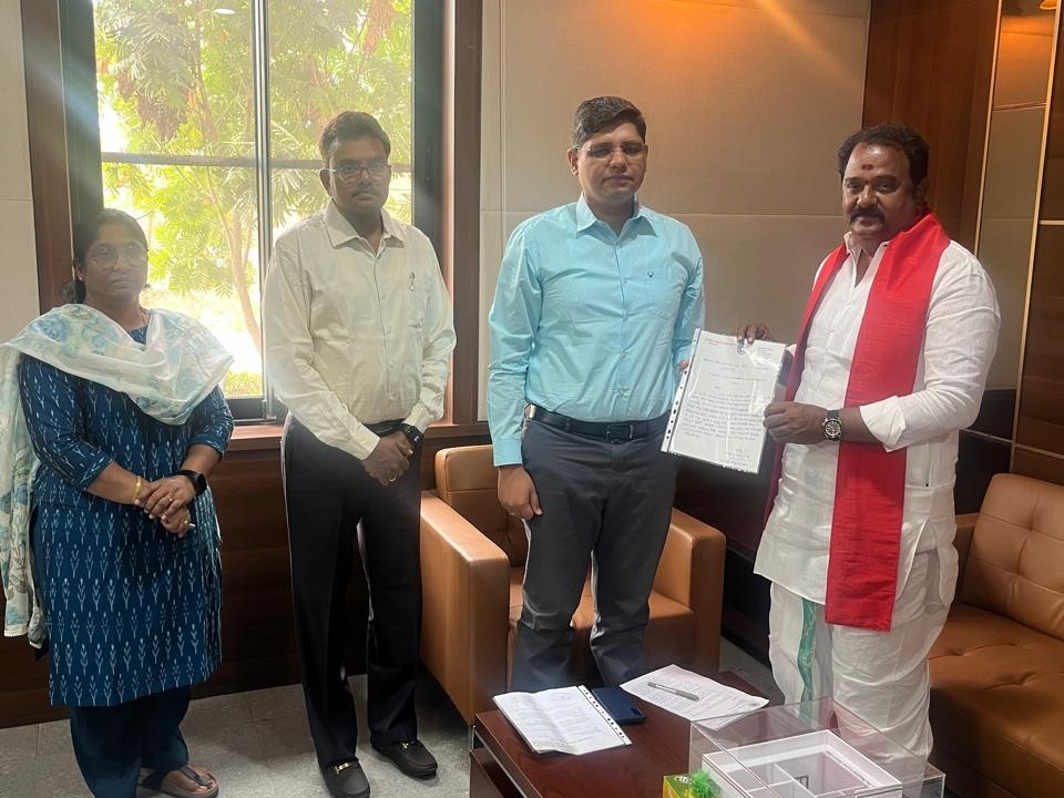 కామారెడ్డి కలెక్టర్ ను కలిసిన MLA రమణారెడ్డి