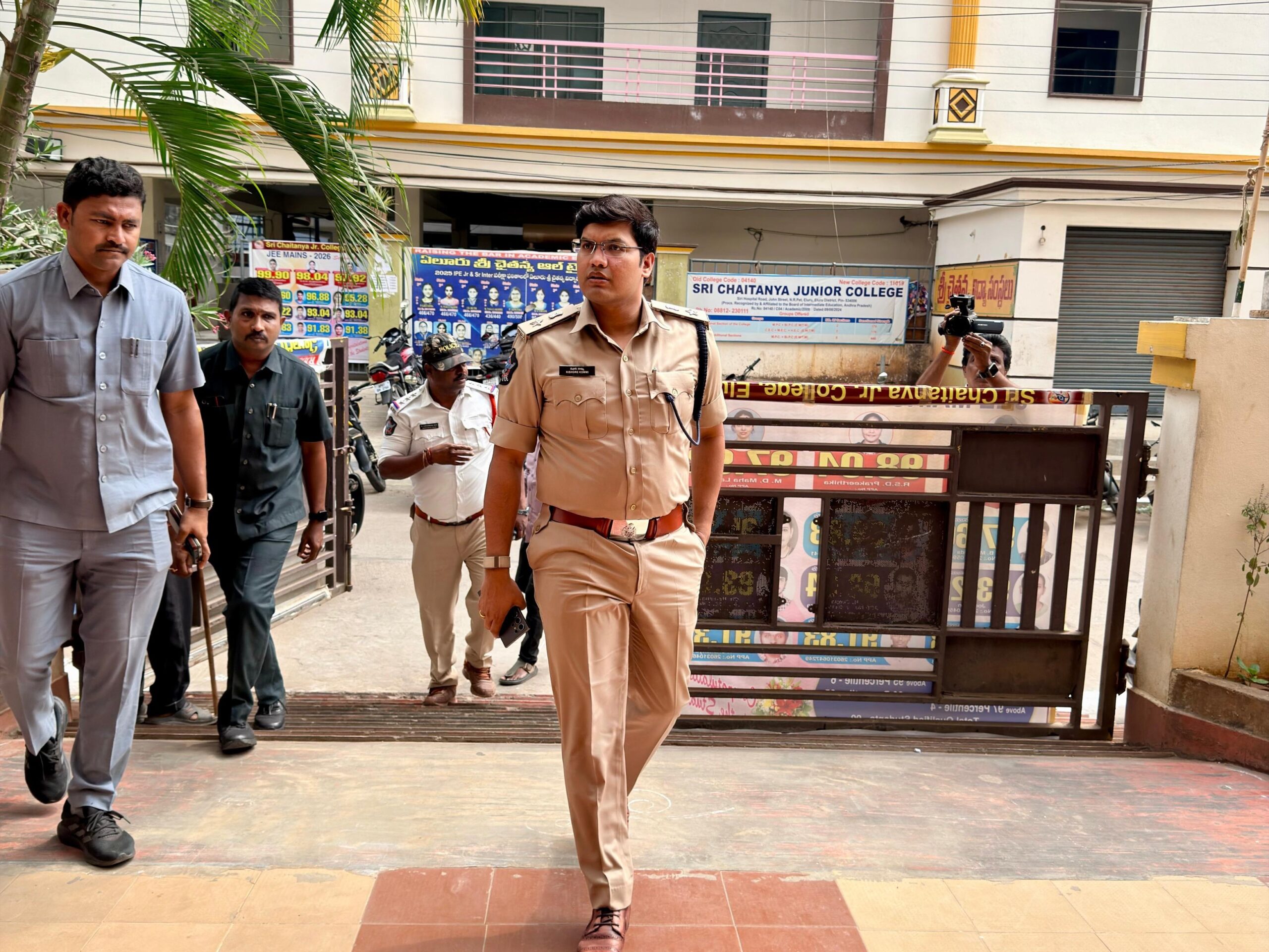 పరీక్షా కేంద్రాలను సందర్శించిన ఎస్పీ