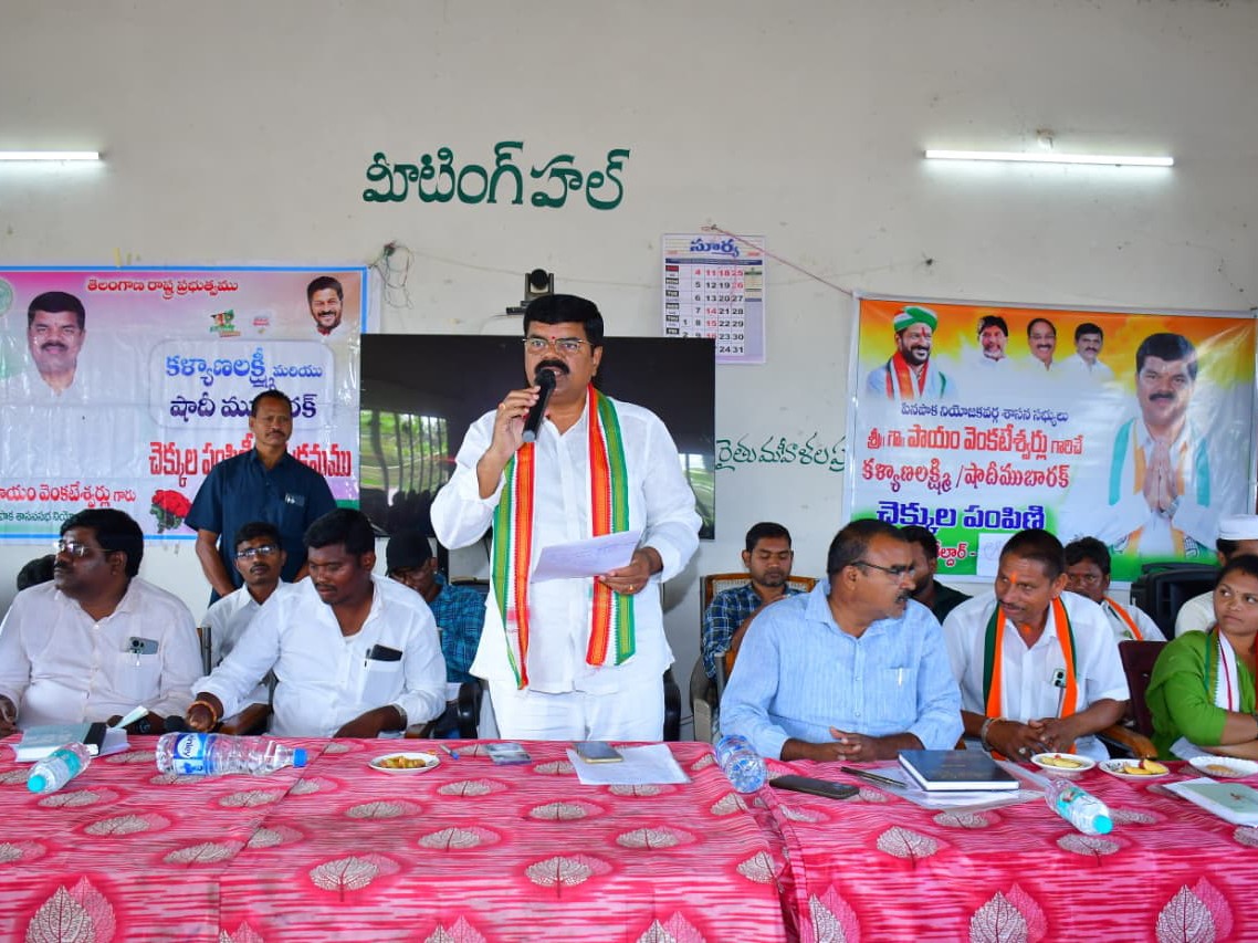 సీఎం సహాయ నిధి చెక్కులను అందజేసిన ఎమ్మెల్యే