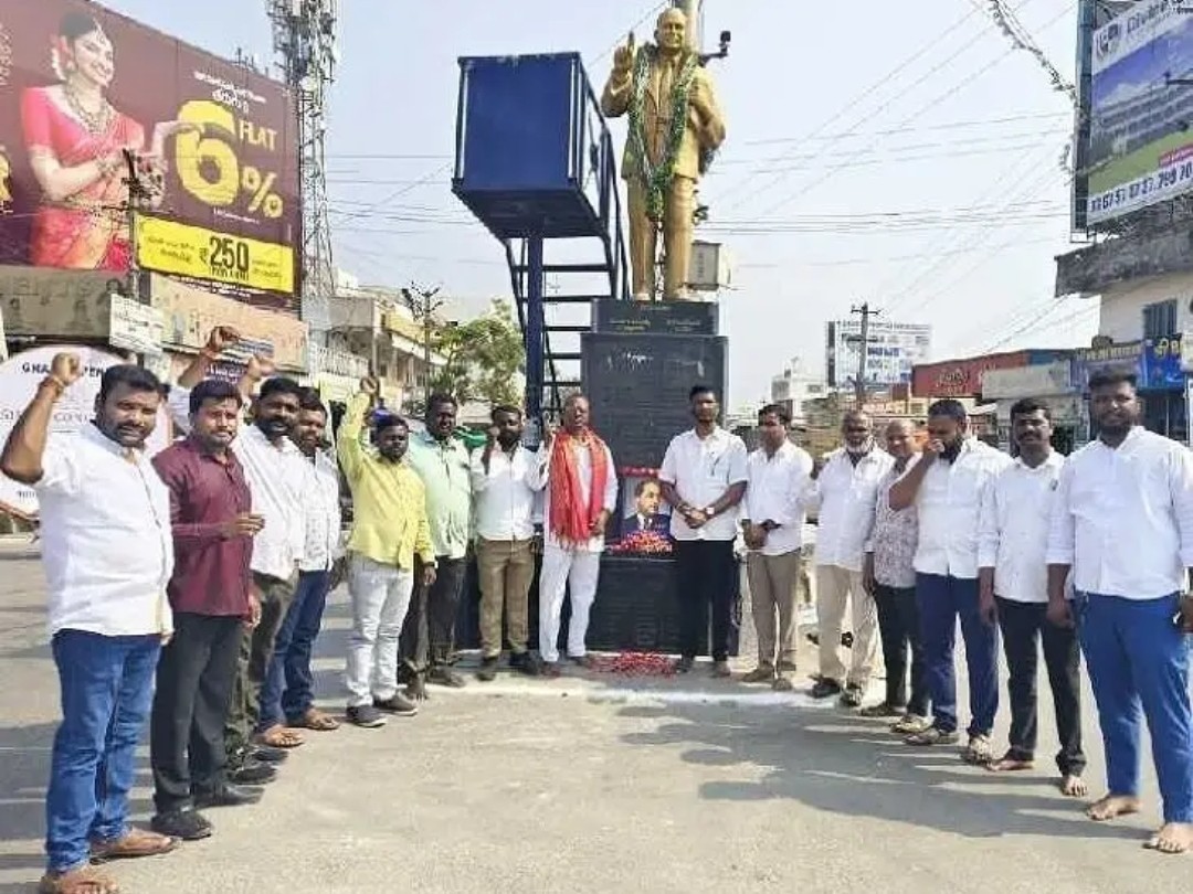 అంబేడ్కర్ విగ్రహానికి జ్ఞానమాల