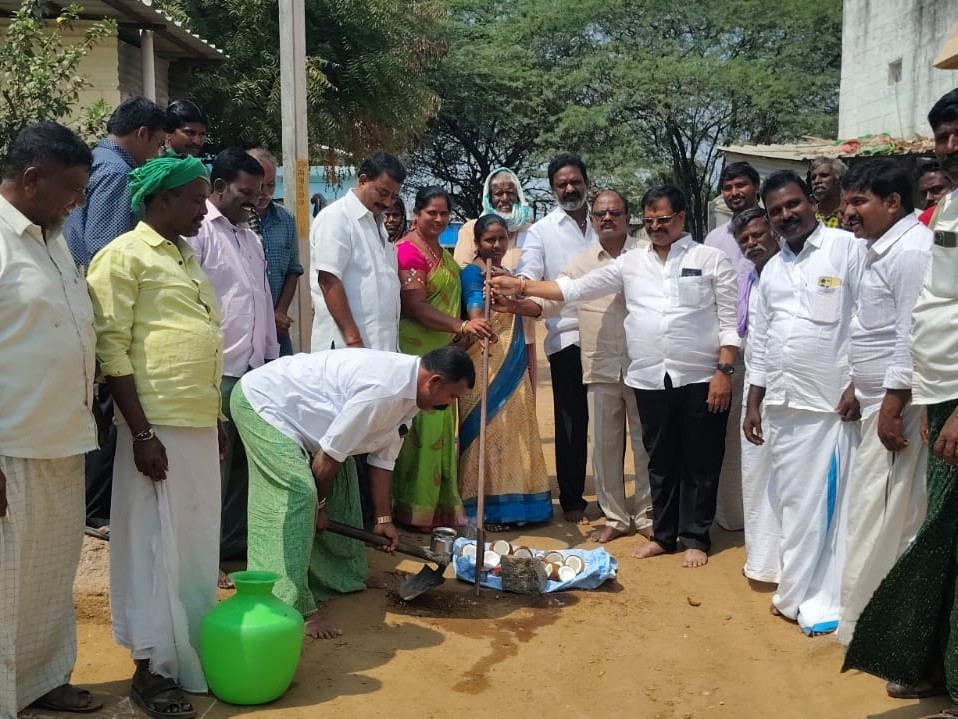 పెద్దకడబూరులో సీసీ రోడ్ల నిర్మాణానికి భూమి పూజ