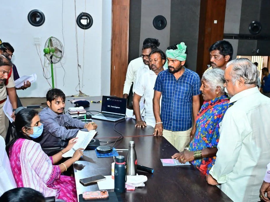 ప్రజా వినతులను స్వీకరించిన జిల్లా కలెక్టర్