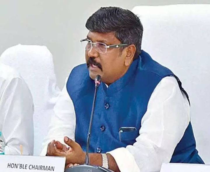 ఎమ్మెల్సీలకు ఛైర్మన్ నోటీసులు