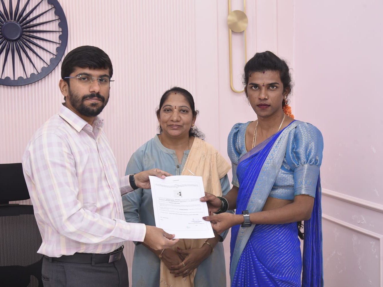 హిజ్రాలకు ఐడి కార్డుల పంపిణీ