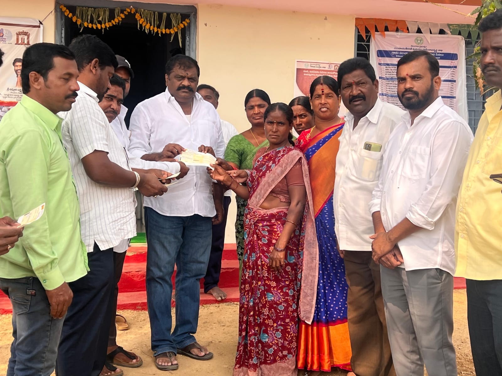 రైతులకు పరిహారం చెక్కుల పంపిణీ