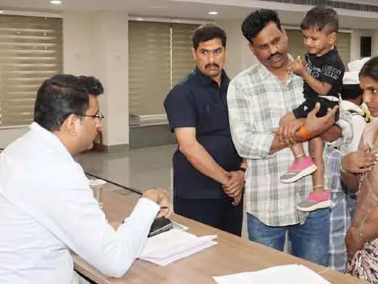 గద్వాల కలెక్టర్ ప్రజావాణికి 82 పిర్యాదులు..