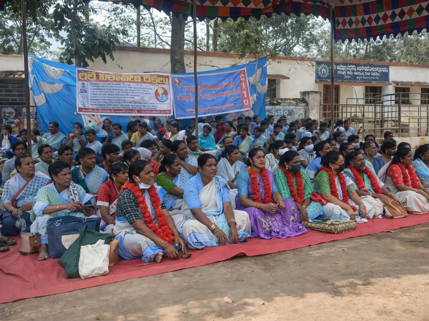 పాడేరులో అంగన్వాడీల రిలే నిరాహార దీక్ష