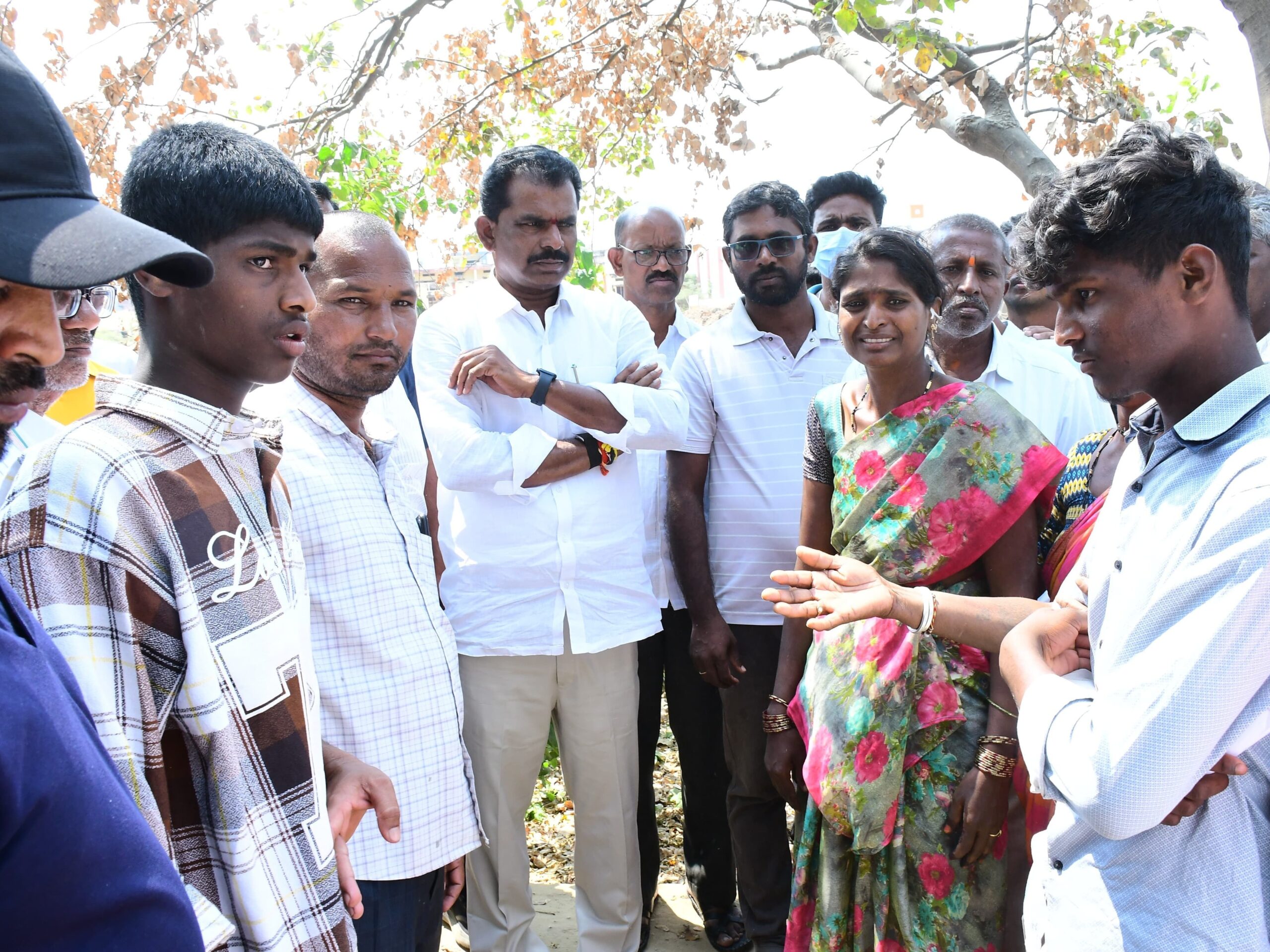 రోడ్డు ప్రమాదంలో వ్యక్తి మృతి.. పరామర్శించిన ఎమ్మెల్యే