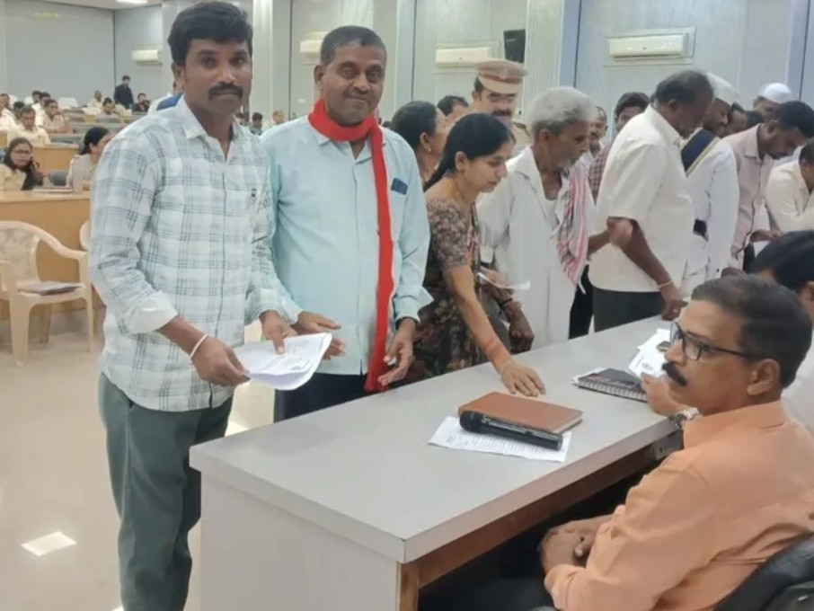 రెవెన్యూ ఆఫీసులో ఖాళీ పోస్టుల భర్తీకి వినతి