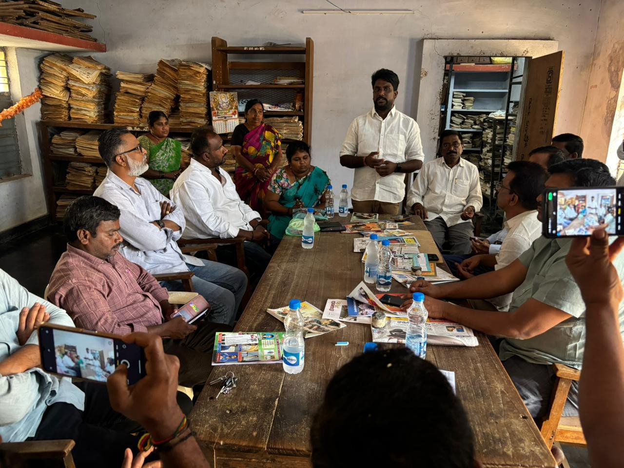 గ్రంథాలయ అభివృద్ధికి కృషి చేస్తా: పసుపులేటి వీరబాబు