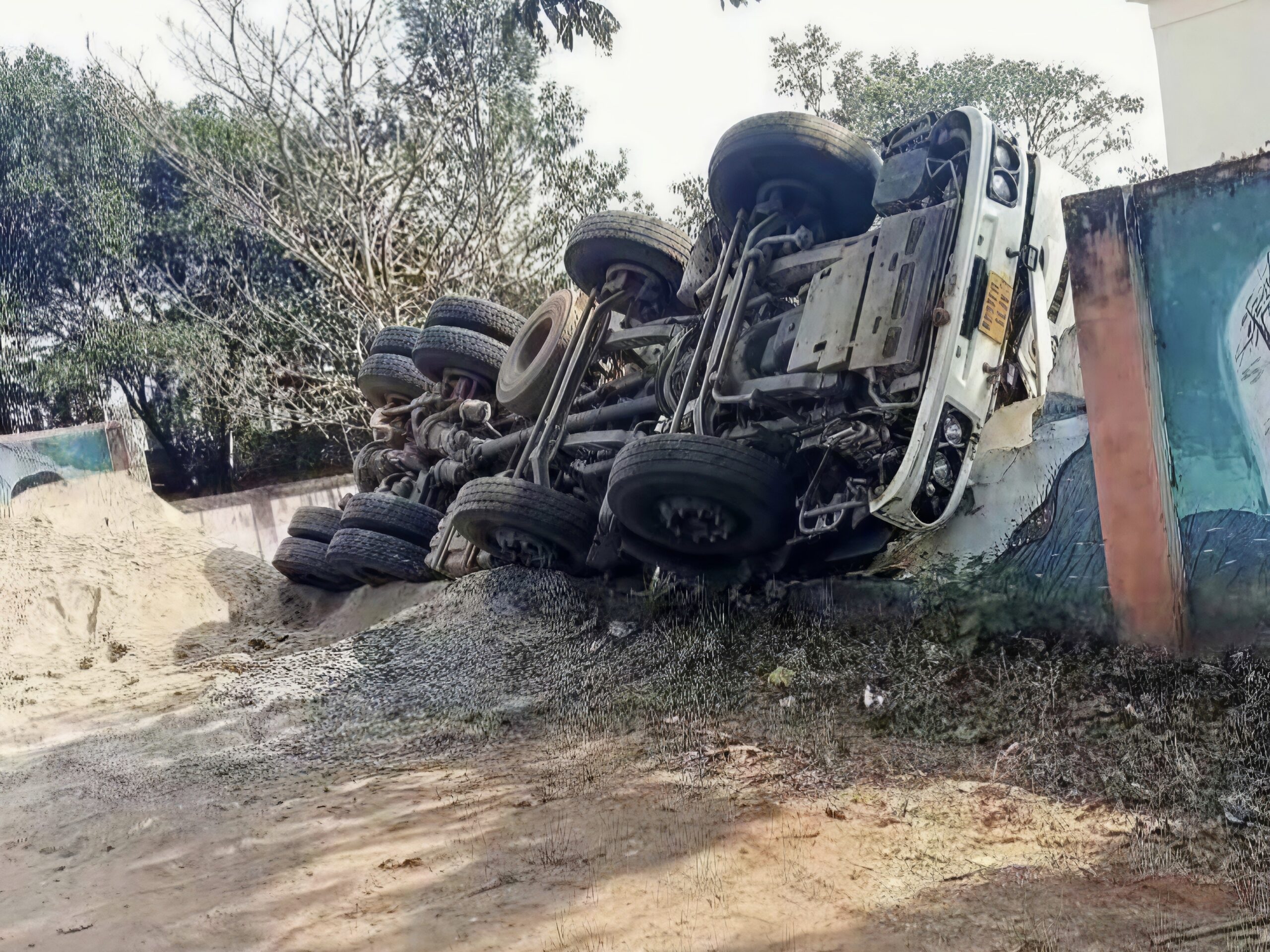 పాఠశాలలోకి దూసుకెళ్లిన వ్యాన్.. తప్పిన ముప్పు