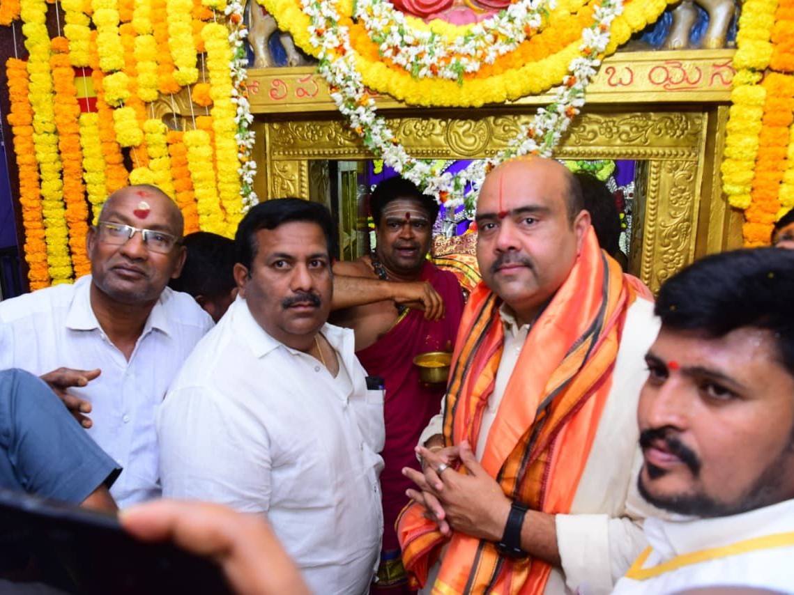 పైడితల్లి అమ్మవారిని దర్శించుకున్న ఎమ్మెల్యే