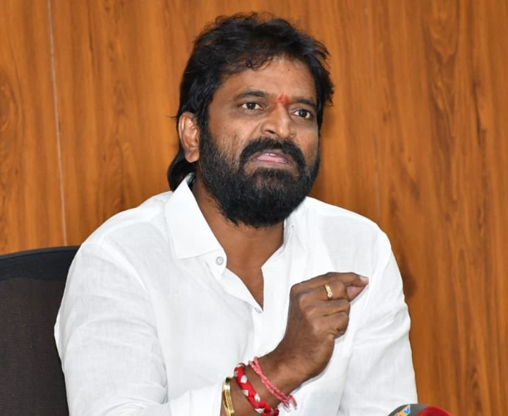 కుమ్మెర జాతరలో చిన్నారి మృతి.. BRS ఫిర్యాదు