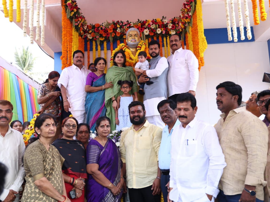 ‘గల్లీ నుండి ఢిల్లీ వరకు ఎర్రన్న స్థానం ప్రత్యేకం’