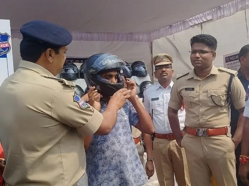 పోలీసులకు దొరికితే హెల్మెట్ ఫ్రీ