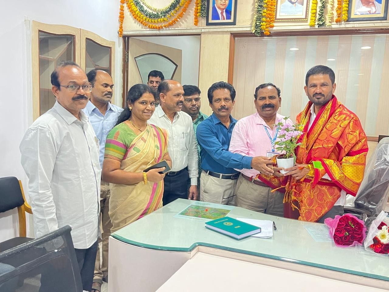 మున్సిపల్ ఛైర్మన్‌ను సన్మానించిన అధ్యాపకులు