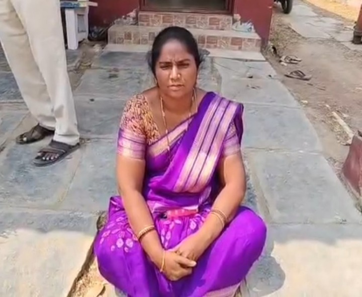 పంచాయతీ కార్యాలయం ఎదుట సర్పంచ్ ధర్నా