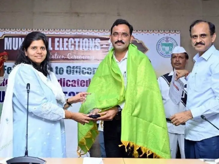 కమిషనర్‌ను అభినందించిన కలెక్టర్