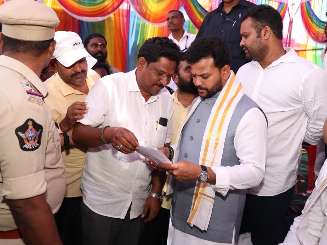 ప్రజల నుంచి వినతులు స్వీకరించిన కేంద్ర మంత్రి