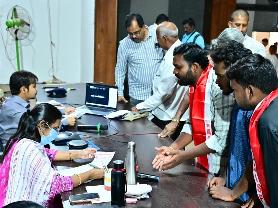 ‘ఆ ప్రధానోపాధ్యాయున్ని సస్పెండ్ చేయాలి’