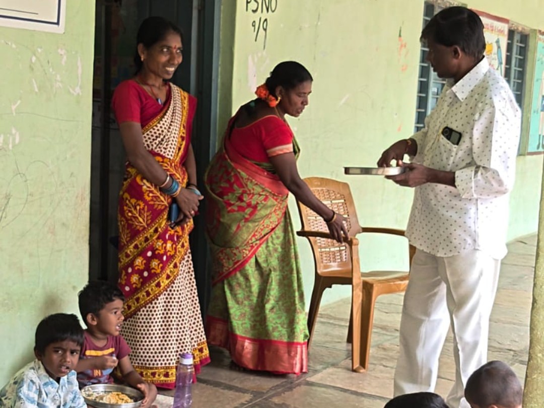 ప్రభుత్వ పాఠశాలను ఆకస్మికంగా తనిఖీ చేసిన సర్పంచ్