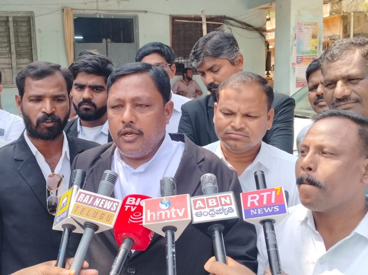 న్యాయవాదిపై దాడి ఘటనపై  న్యాయవాదుల నిరసన