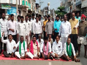 రాజాపేటలో యూరియా కోసం రైతుల‌ నిరసన