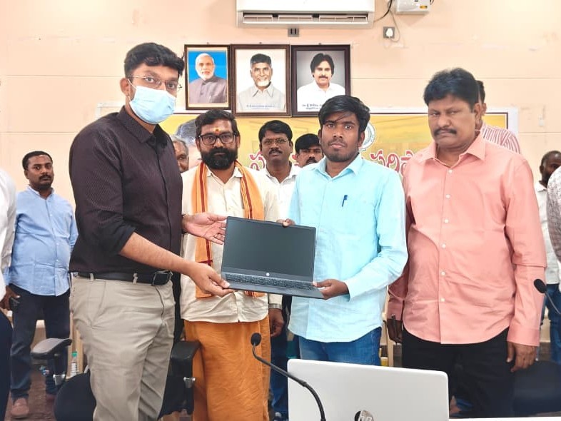 ల్యాప్‌టాప్‌ అందజేసిన జాయింట్ కలెక్టర్