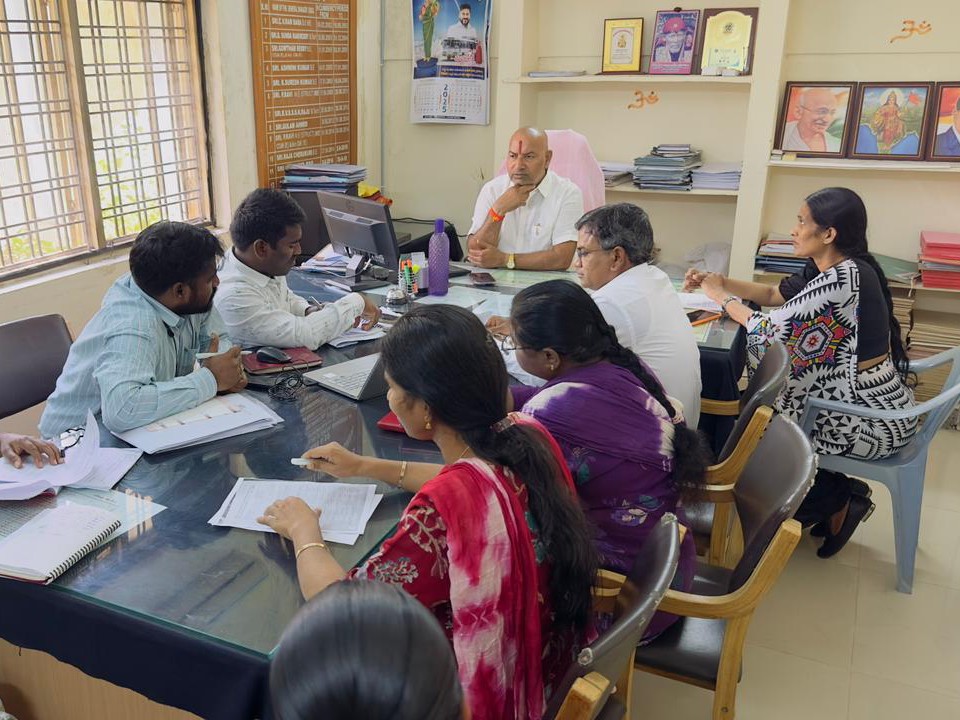 జలమండలి అధికారులను కలిసిన మాజీ కార్పొరేటర్