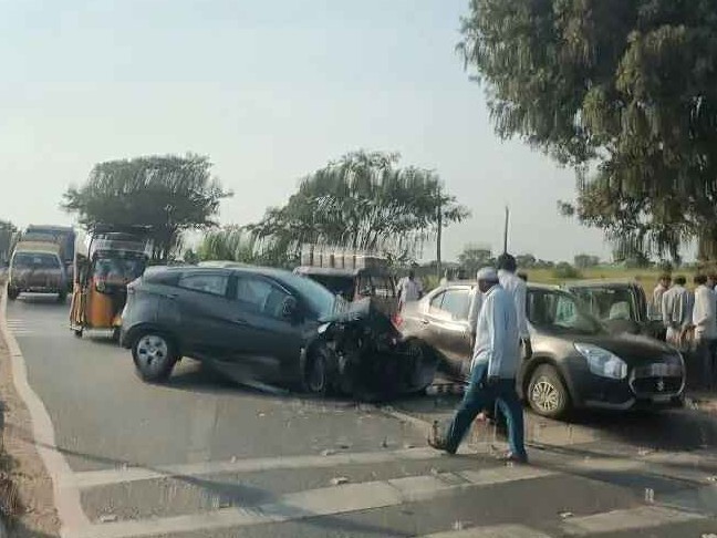 రెండు కార్లు ఢీ.. ఇద్దరికి గాయాలు..!