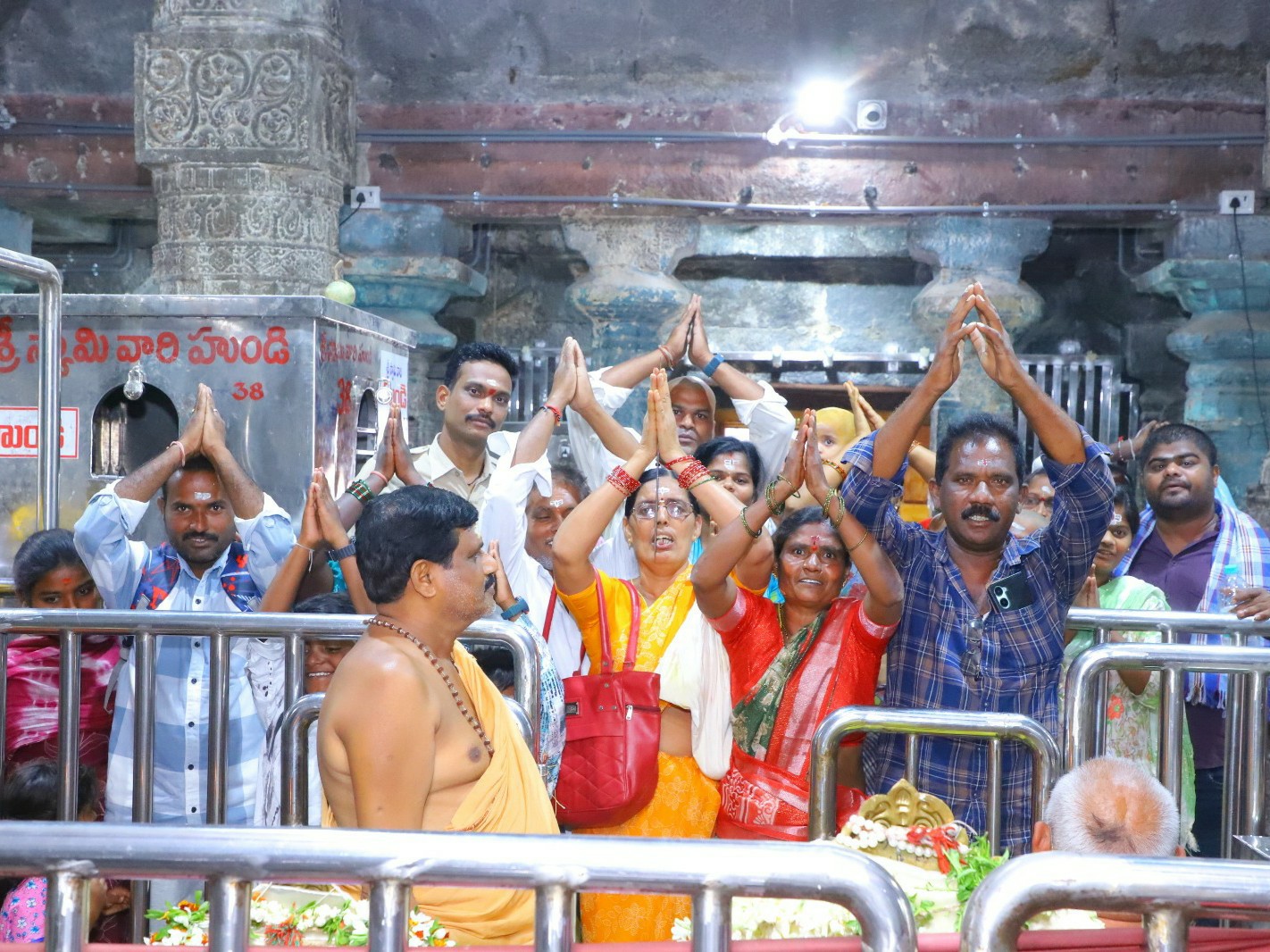 రాజన్న ఆలయంలో పోటెత్తిన భక్తులు