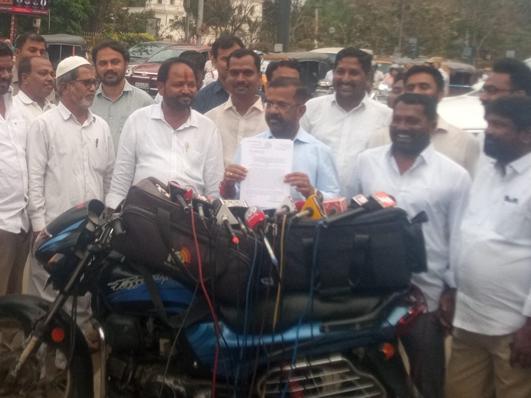 ‘మాజీ ఎమ్మెల్యేను నగర బహిష్కరణ చేయాలి’