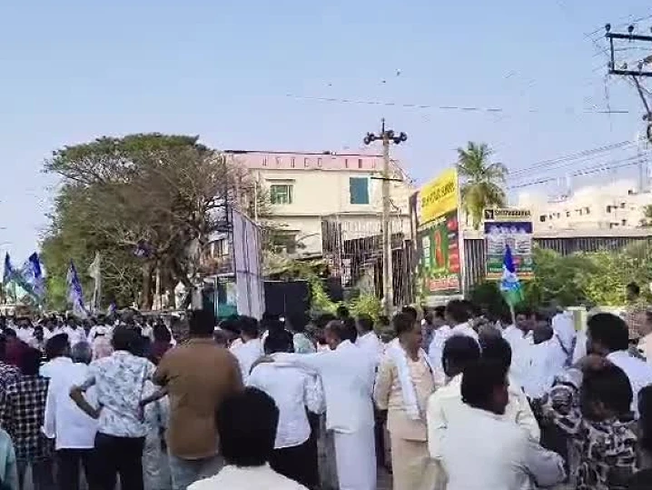 కార్యకర్తల సభకు వెళ్లేందుకు మాజీ మంత్రులు, ఎమ్మెల్యేల ర్యాలీ