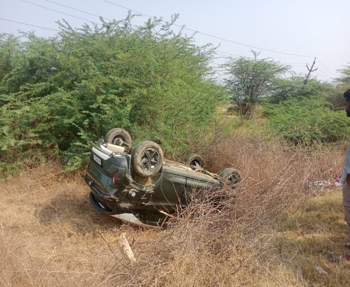 అదుపుతప్పి కారు బోల్తా